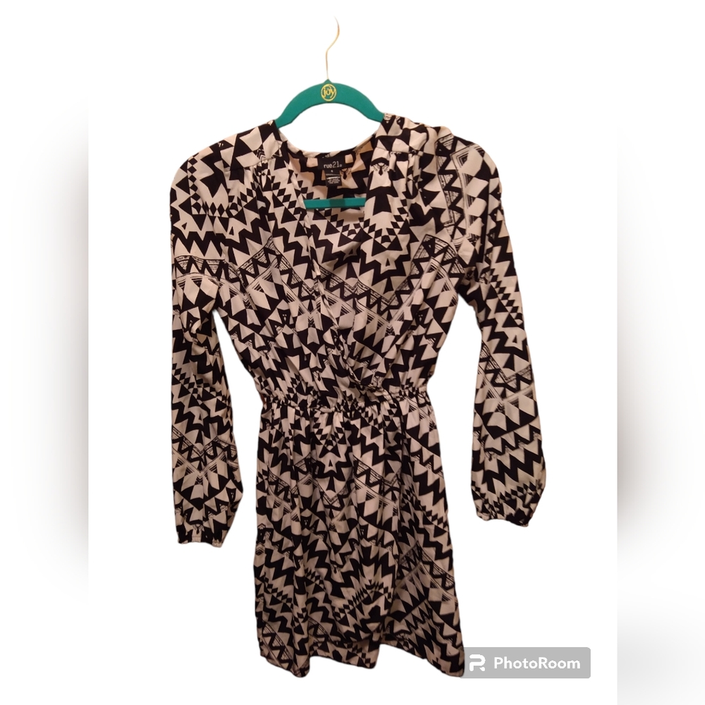 Rue 21 Black and white triangle pattern dress